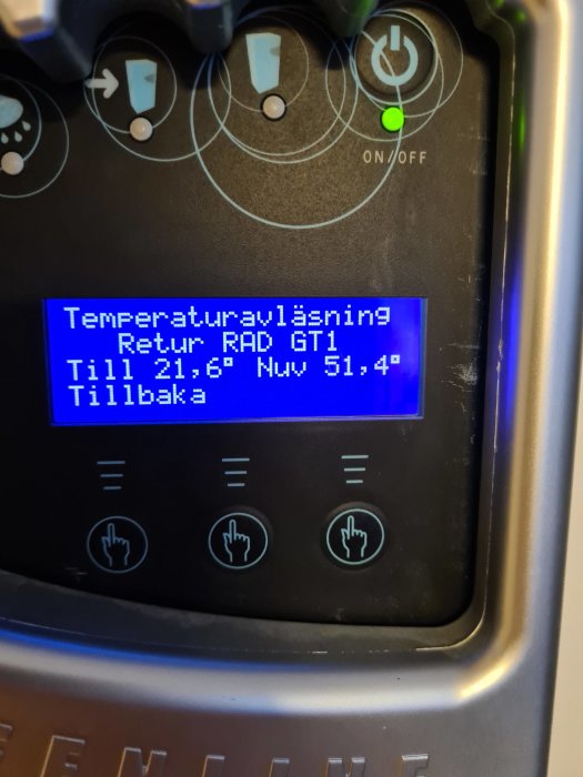 Display av en bergvärmepumps temperaturinställningar med hög framledningstemperatur på 51,4°C.