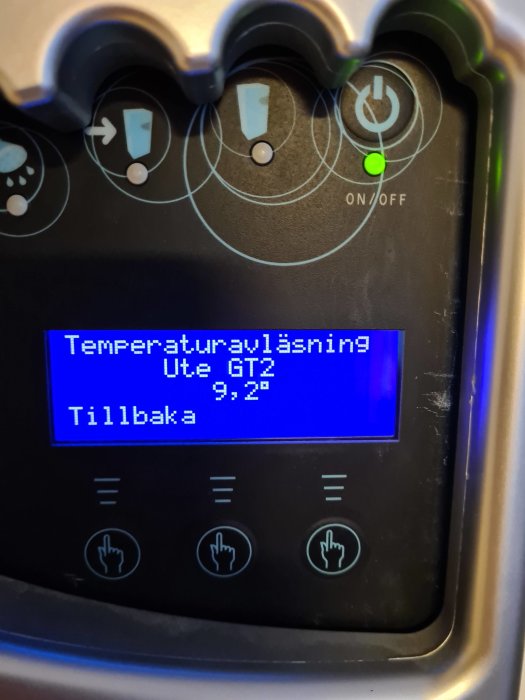 Display på en IVT Greenline bergvärmepump som visar utomhustemperatur på 9,2 grader Celsius.