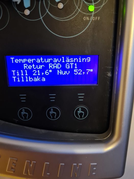 Display på en IVT Greenline bergvärmepump som visar en framledningstemperatur på 52,7 grader Celsius.