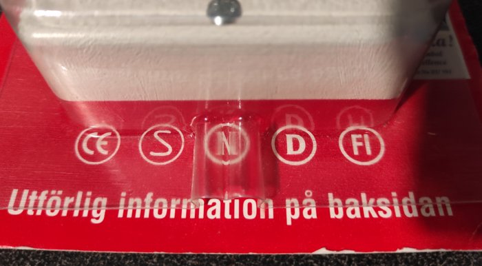 S-märket tillsammans med CE, N, D och FI-märkena på den röda etiketten av en elprodukt.
