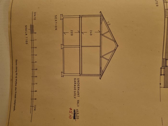 Ritning som visar en sektion av en byggnad med mått och takstolars konstruktion, rödmarkerad del för potentiell rivning.
