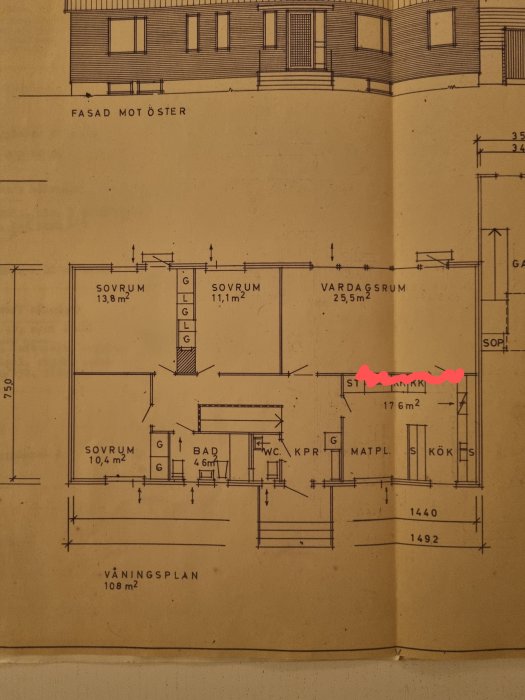 Byggritning av husplan med rödmarkering som visar tänkt vägg att rivas.