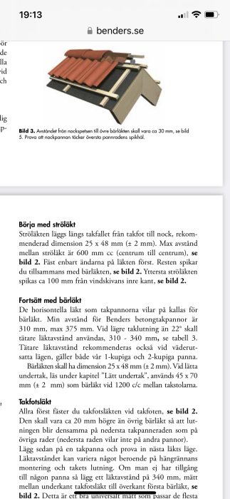 Illustration som visar en sektion av takkonstruktionen med takpannor, ströläkt och bärläkt enligt montageinstruktionen.