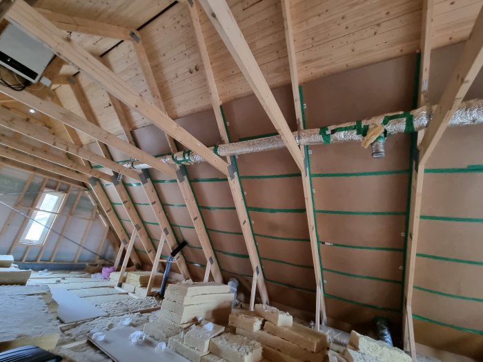 Renoverad vind med läkt och board linjerad vid papp, tejpad skarv synlig.