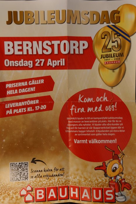 Reklamblad för Bauhaus 25-års jubileum den 27 april i Bernstorp med erbjudanden, QR-kod och inbjudan till firande.