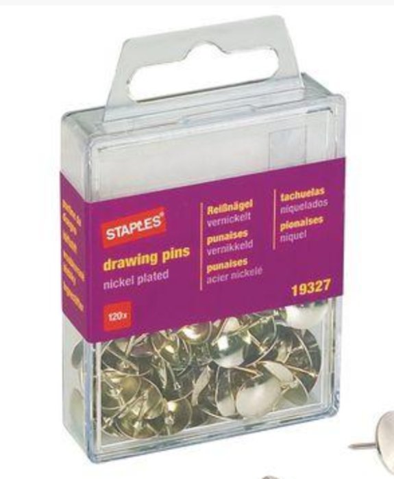 Transparent förpackning med nickelpläterade häftstift från Staples.