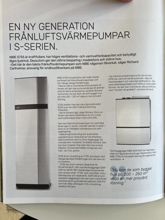 Ett reklamblad med information och bild av NIBE S735 frånluftvärmepump plus diagram och citat.