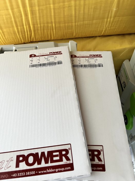 Två paket med "Silent POWER" märkning mot en gul bakgrund.