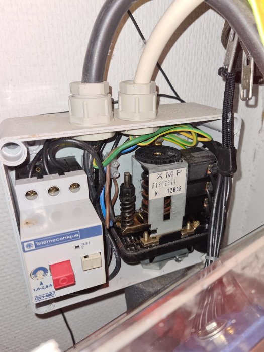 Elskåp med tryckströmbrytare och motorskydd för 3-fas vattenpump.