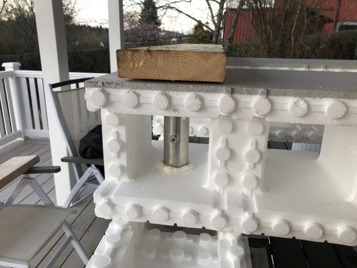 Fastskummad konstruktion på balkong med infästning för jordkabel synlig.