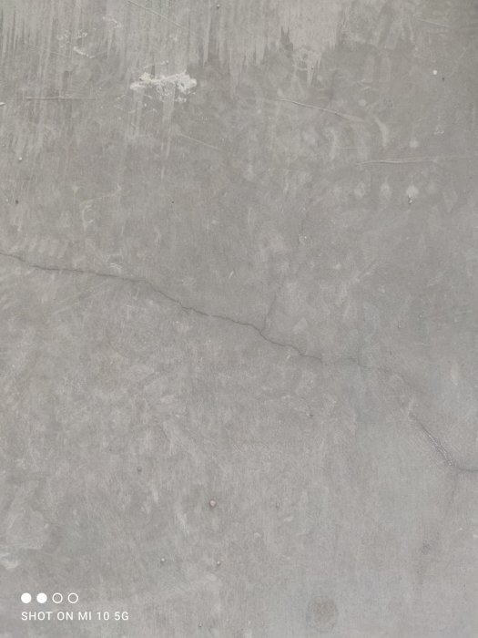 Rektangulär armering i betong med synliga sprickor och slitage.