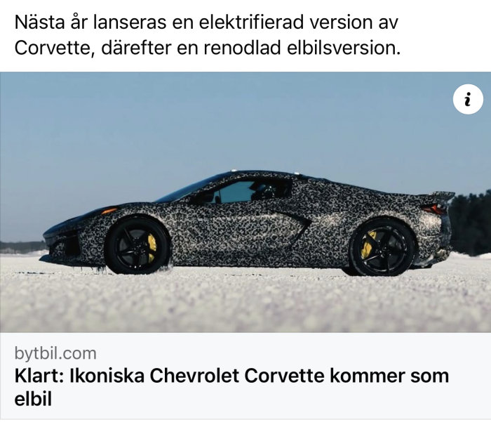 Camouflerad Chevrolet Corvette på testkörning på snötäckt mark.