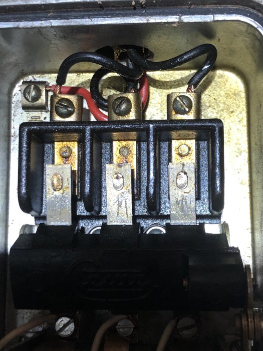 Elcentral med säkringar, kablar och anslutningar synliga.