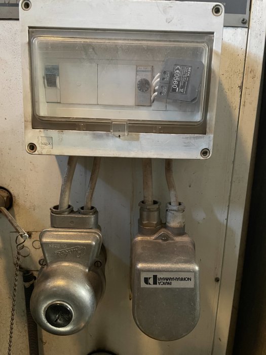 Elektrisk värmesystemets skåp med två elpatroner och en kontrollenhet, där den vänstra elpatronen är kopplad och aktiv.