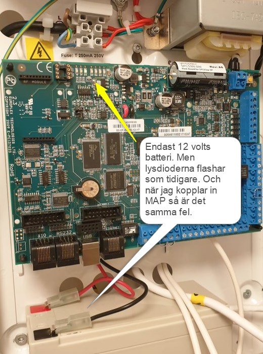 Öppet kretskort i låda med textanmärkning om ett 12 volts batteri och lysdioder som flashar.