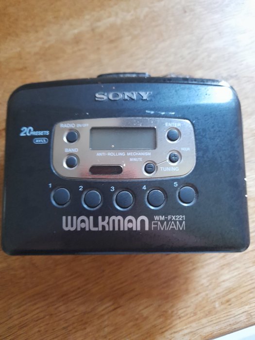 En gammal Sony Walkman WM-FX221 kassettspelare med radio från sent 80-tal på ett träbord.