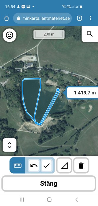 Satellitbild över ett landskap med markerat mått på en blå linje längs en vattenyta.