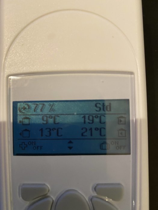 Display av FTX-aggregat som visar fläktstatus i läget "normal" med temperatur- och fuktighetsinformation.