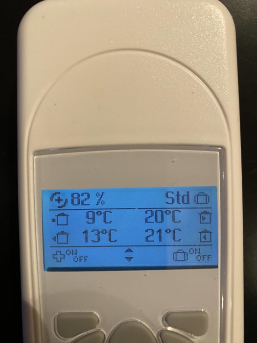 En kontrollpanel för FTX-aggregat visar temperatur och fläkthastighetsinställningar i normalt läge.