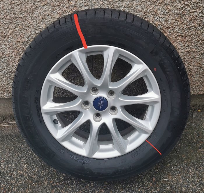 Bilhjul med Michelin Energy Saver-däck som visar en insjunken rand längs sidoväggen.