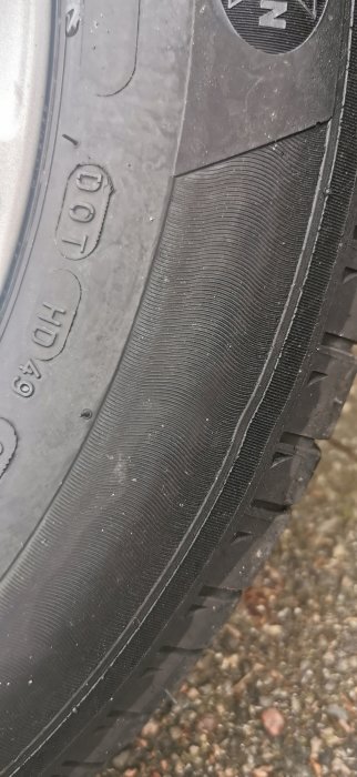 Bild på ett bilhjuls slitbana med insjunken rand och Michelin Energy Saver-märkning.