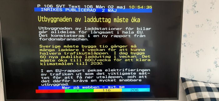 Text-tv-skärm som visar en nyhetsartikel om behovet av snabbare utbyggnad av laddstationer för elbilar.