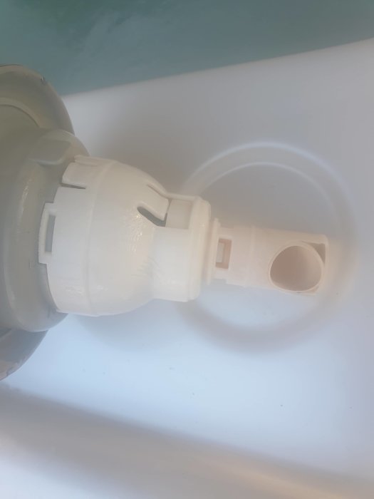 Plastkomponent av lampa med olika diametrar på delar, vit bakgrund.