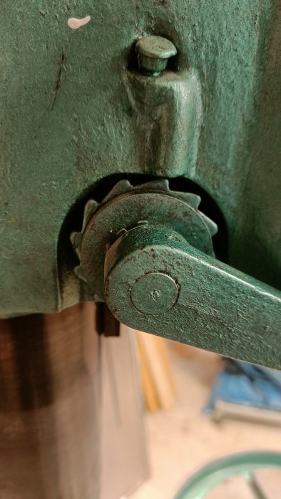 Närbild av borrhuvudet på en Arboga G2512 där en detalj verkar saknas.