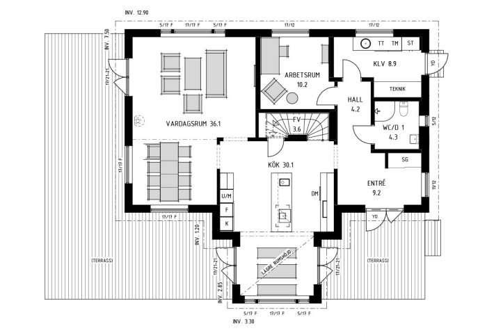 Arkitektritning av enplanshus med angivna mått för varje rum och terrass.