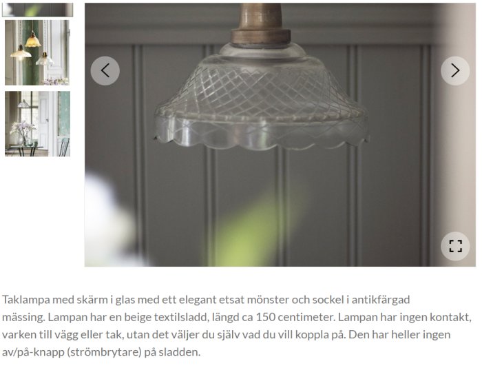 Taklampa med etsat glasmönster och antikfärgad mässingsockel, textilsladd utan stickkontakt eller strömbrytare.