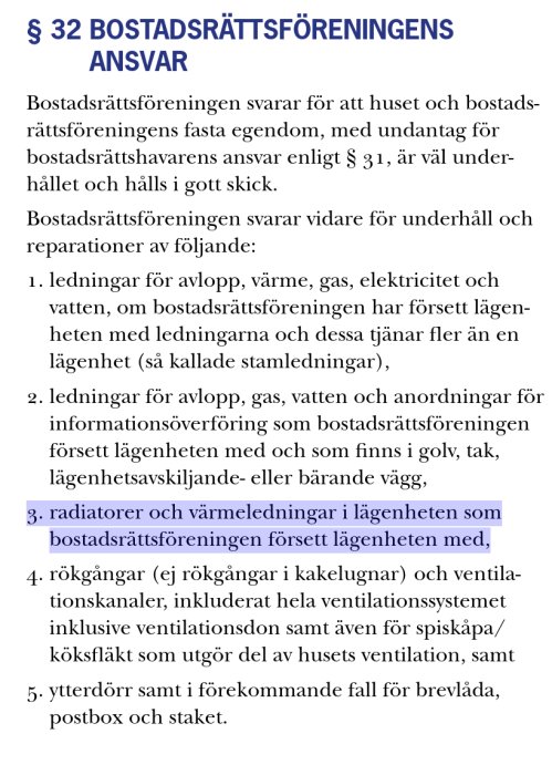 Utdrag ur stadgar som beskriver bostadsrättsföreningens ansvar, inklusive underhåll av radiatorer och värmesystem.