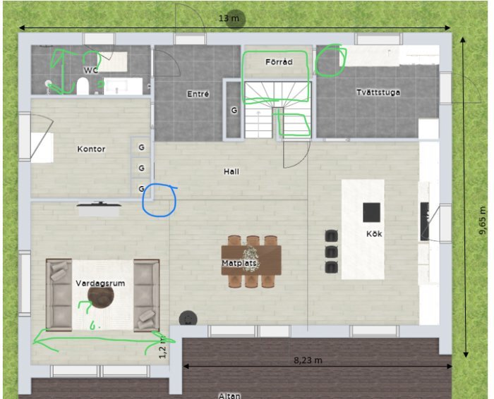 Planritning av ett hus med markeringar som diskuterar layouten och möbleringen av rummen.