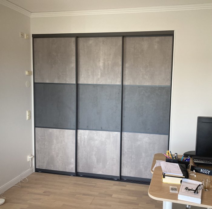 Nyinstallerade skjutdörrar i betongmönster i ett välorganiserat hemmakontor.