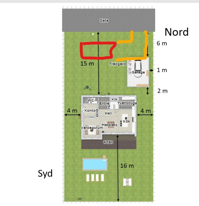 Översiktlig planritning av en fastighet med hus, garage markerat med röd fyrkant, orange infart, trädgård och altningsområden.