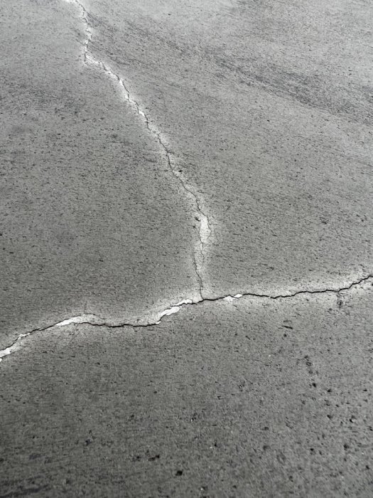 Nyutgjuten betongplatta med sprickor som kan orsaka problem vid frostsprängning.