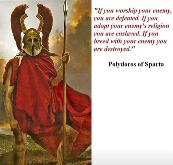 Porträtt av spartansk krigare med hjälm och spjut bredvid citat från Polydoros av Sparta.