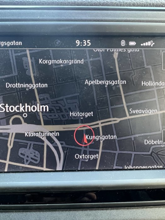 Bilens navigationssystem visar en karta över Stockholm med en markerad position vid Hötorget.