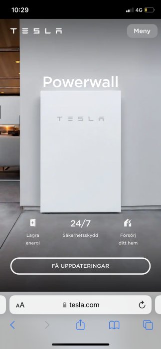 Tesla Powerwall batteri för hemmalagring av energi visas på en mobiltelefon.