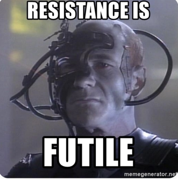 Människofigur med cybernetiska implantat och texten "RESISTANCE IS FUTILE