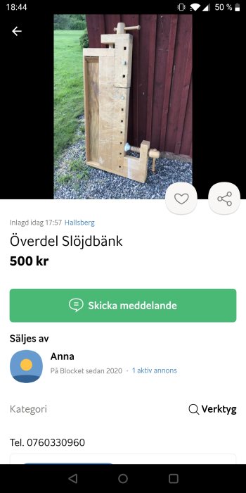 Överdel till en slöjdbänk i trä står framför en röd trävägg.