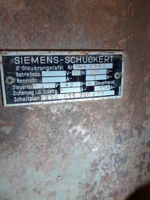 Rostig märkplåt på styrskåp med tekniska specifikationer från Siemens-Schuckert.