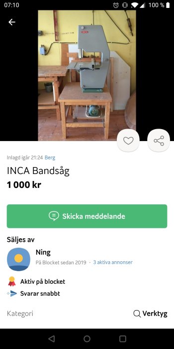 Grå INCA bandsåg placerad på ett arbetsbord i en verkstad med gul vägg i bakgrunden.