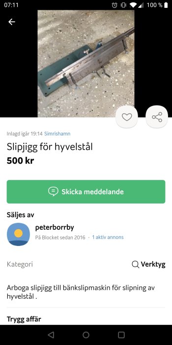 Slipjigg för hyvelstål på ett grått betonggolv, textannonsering under bilden.