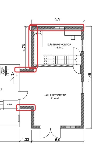 Ritning av husplan med markerade väggar för murblock, gästrum/kontor och källarförråd.