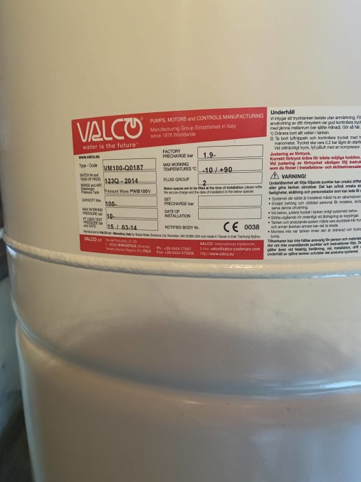 En närbild av en etikett på en VALCO-pump som visar tekniska specifikationer och varningsinformation.
