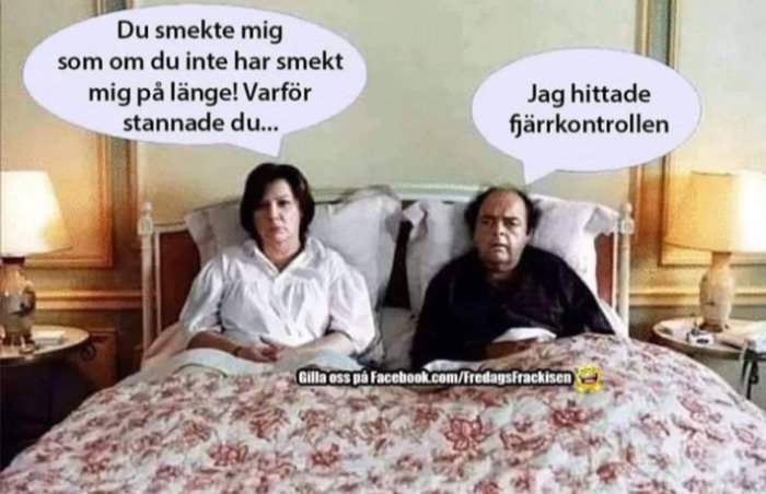 Två personer sitter i en säng med pratbubblor som visar en dialog, humoristisk text.
