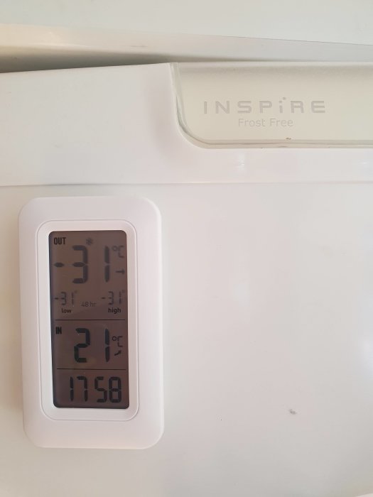 Termometer visar -31°C för frysen och 21°C inomhus bredvid en "INSPIRE Frost Free" logotyp.