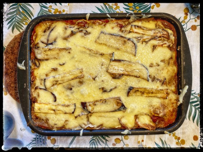 Hemmagjord moussaka med lager av potatis, aubergine, zucchini och sojafärs toppad med ost.