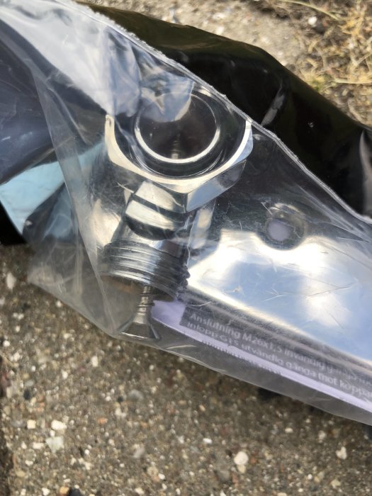 Pex-rördel i plastförpackning med stödhylsa och gängad anslutning synlig.