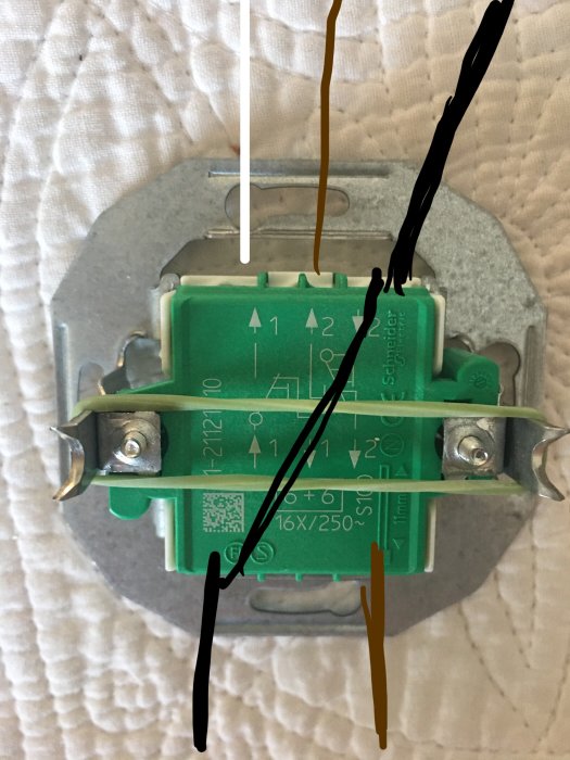 Elektrisk kopplingsdosa med en grön kretskortsmodul och trådar draget, indikerande en trappkoppling.